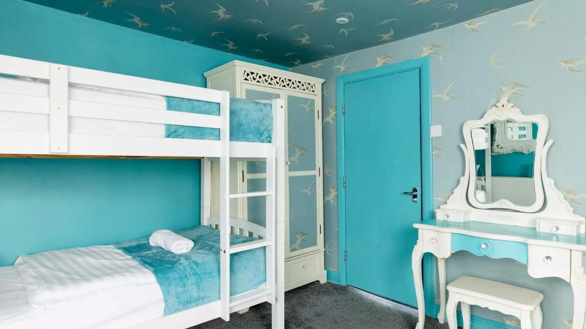 Darling By The Sea - By Brighton Holiday Lets
